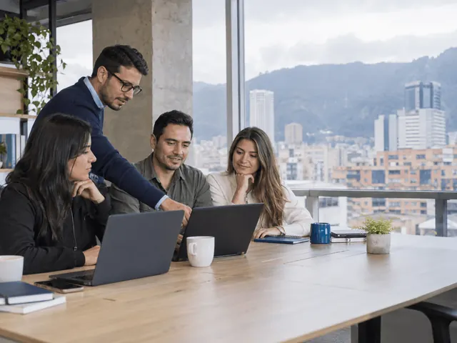 Grupo de profesionales colaborando con sus portátiles. Escena ilustrativa.